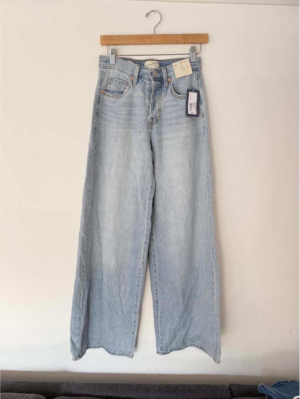 Universal thread NWT Light Wash Wide Leg Jeans size 00